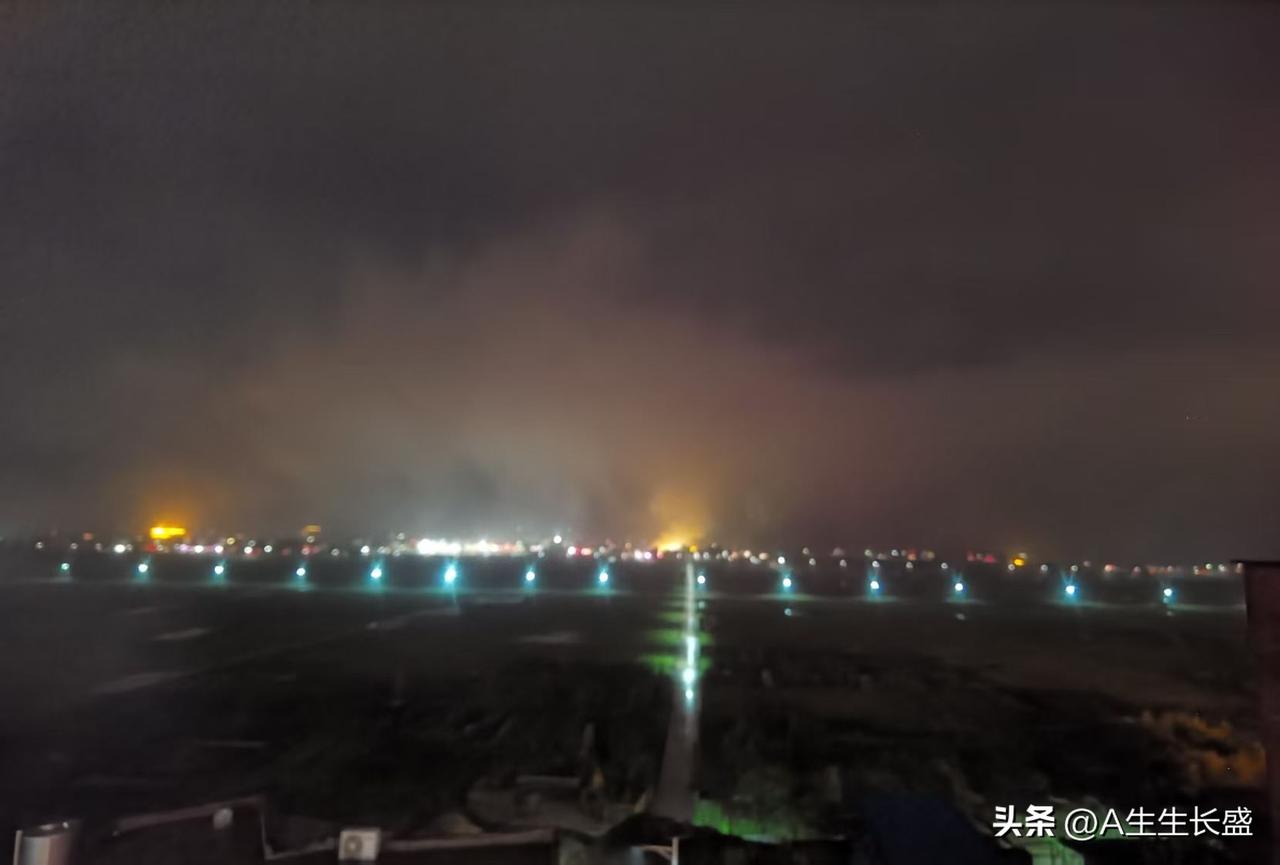 集卡领红包本地特色赏灯仪式，烟花齐放，火光冲天，照亮一片天空，宛如战争大片！