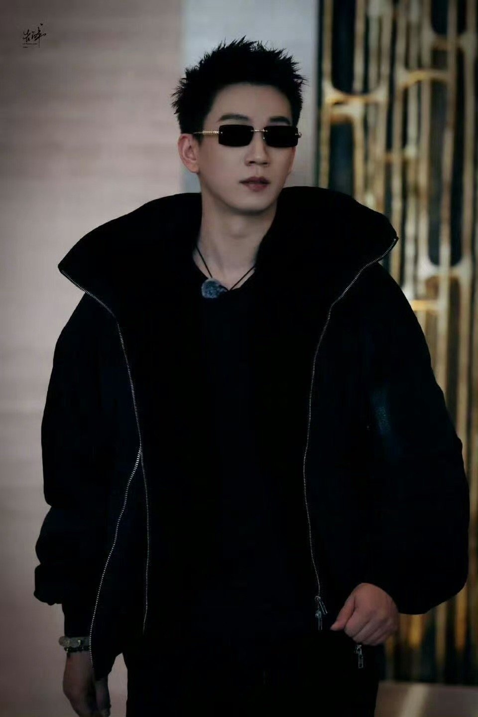 王子奇桃花坞归国少爷上班 墨镜一戴谁都不爱，走路自带BGM，酒店走廊硬是让他走出