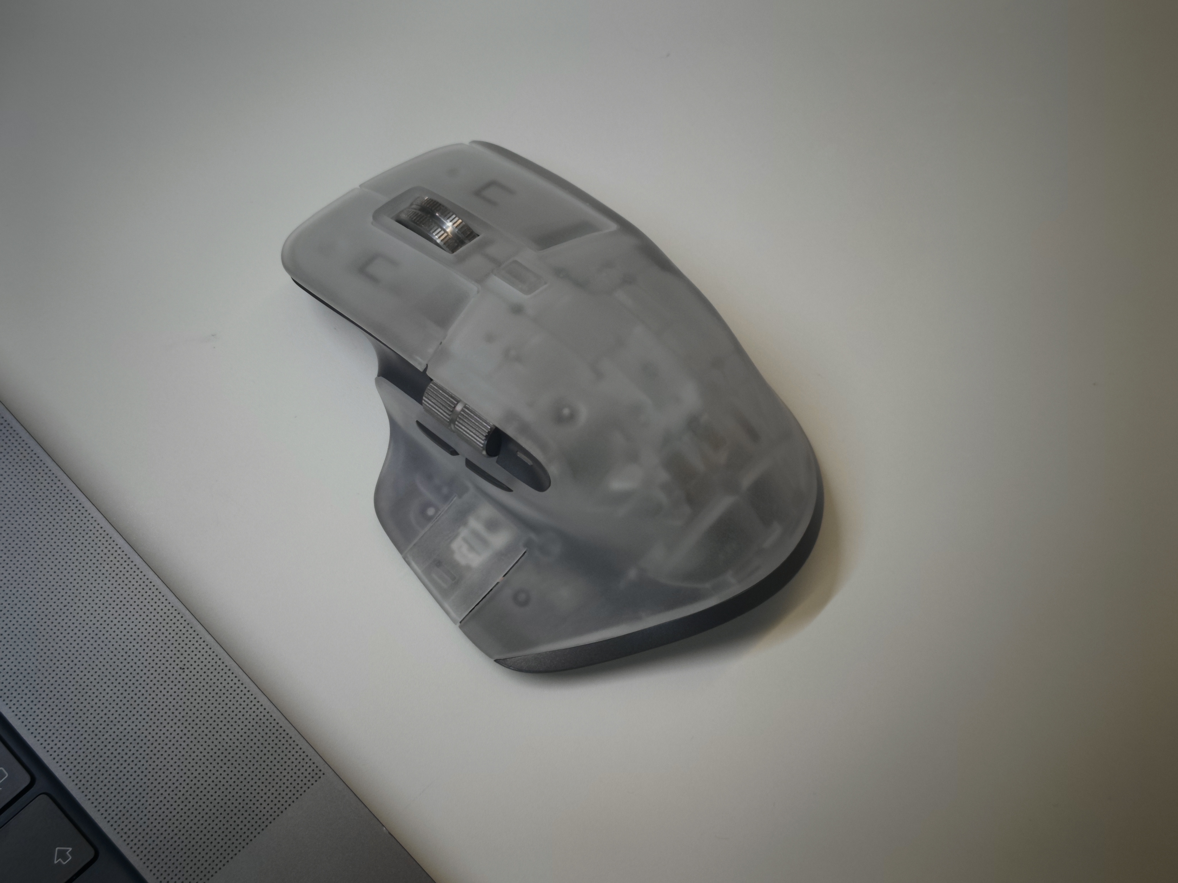 我最喜欢的鼠标是罗技的 MX Master 系列从一代用到了三代但是这个三代的类