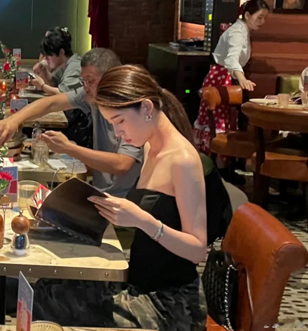 #欧阳妮妮小腹#杭州餐厅吃饭偶遇欧阳妮妮，这状态真的不错！好美呀！看小腹孕味明显