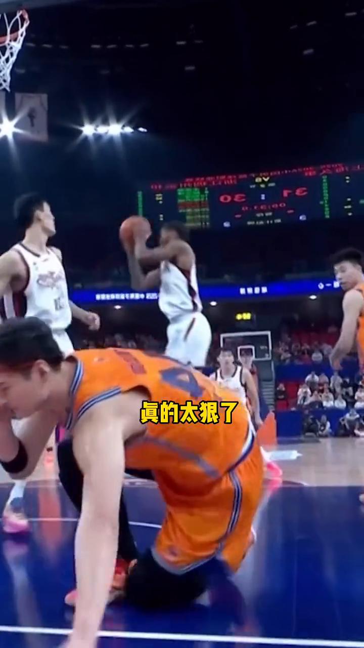 张镇麟狠起来连队友也揍。
张镇麟你是不是故意的？张镇麟肘击了王哲林，张镇麟狠起来