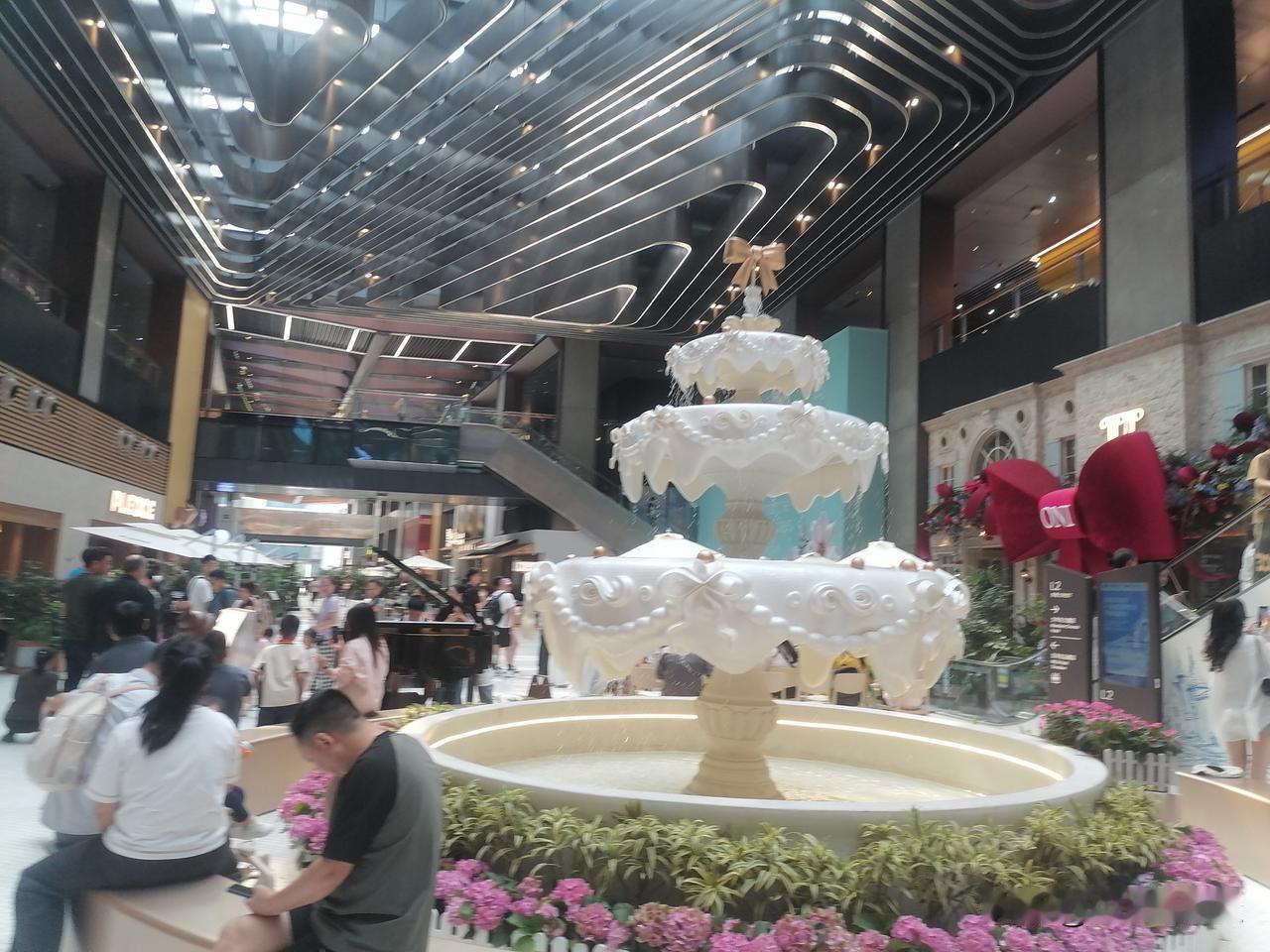 进进出出的人，坐在那休息的人，相当拥挤，那个造型也挺美！