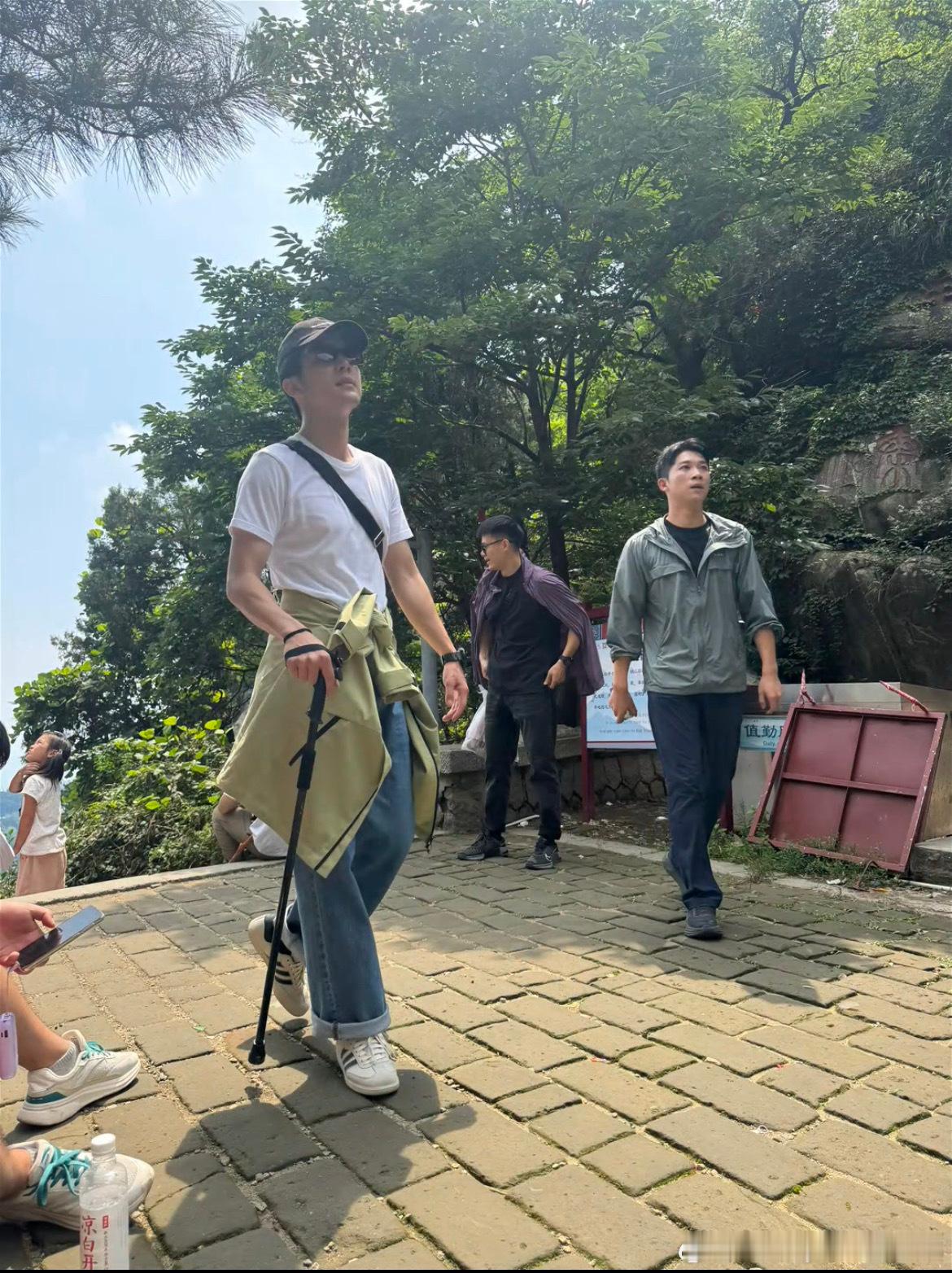 #偶遇张新成爬泰山# 网友爬泰山偶遇张新成，在生日那天迎来泰山的日出，好浪漫！#