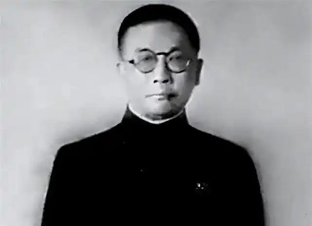 1927年4月，李克农正在被追捕，一位国民党上校军官突然将他拽上黄包车，让勤务兵
