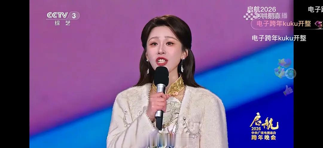 央视跨年女主持穿的很暖啊 ，从主持到嘉宾都是穿的厚厚的，没必要没苦硬吃。 