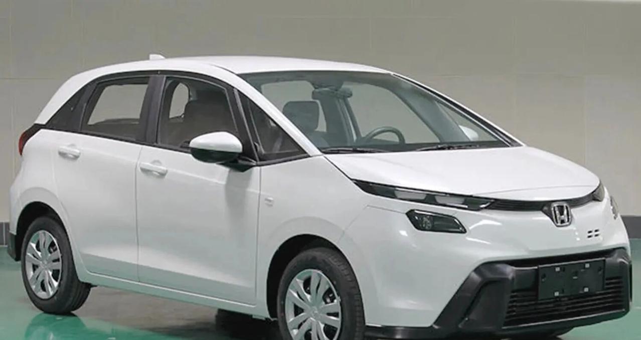 浓眉大眼变眯眯眼，新改款飞度来了，入得了你法眼吗？现款飞度上市快5年了，终于迎来