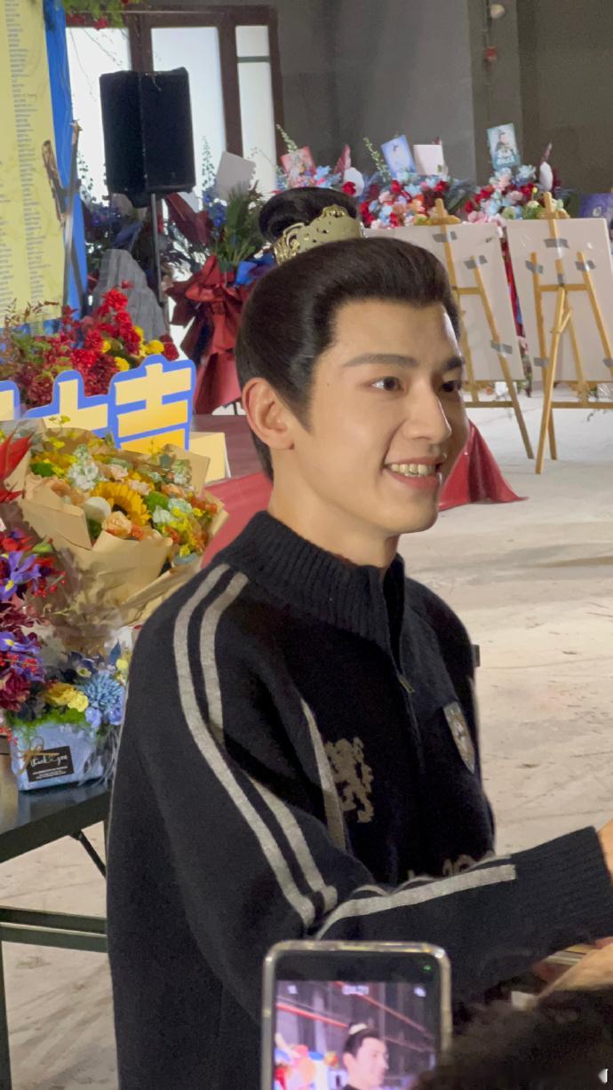 辛云来小碎步合影好戳 横店现场辛云来举着手机边走边录，小碎步挪得超认真，每个粉丝