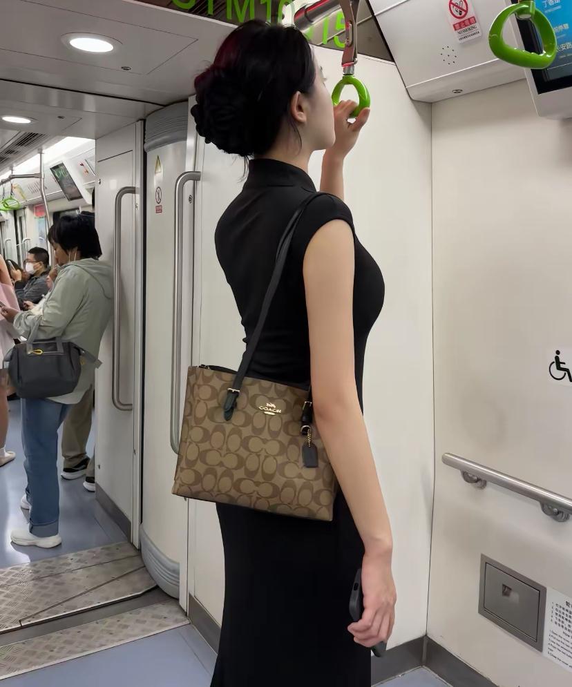 还得是上海！[赞][赞]
这样的气质美女随处可见。