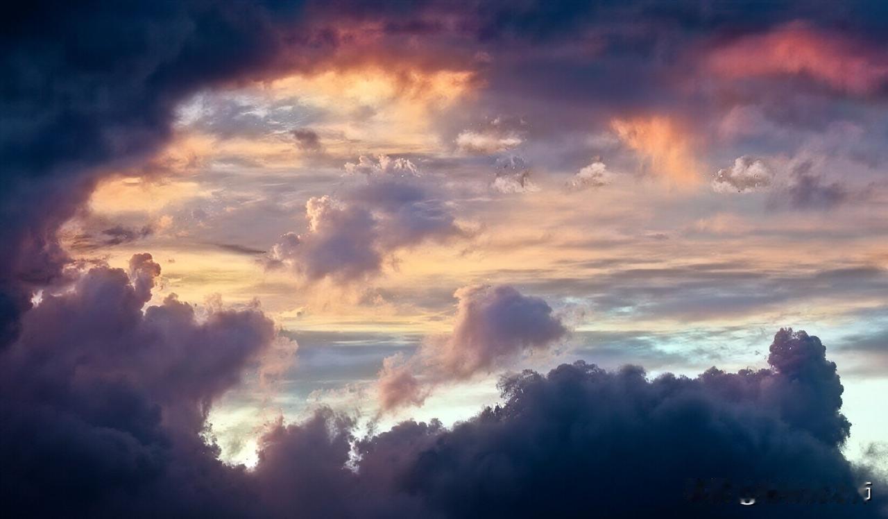 晒图笔记大赛 云海翻滚，夕阳余晖洒满天际，美不胜收！🌇🌤️