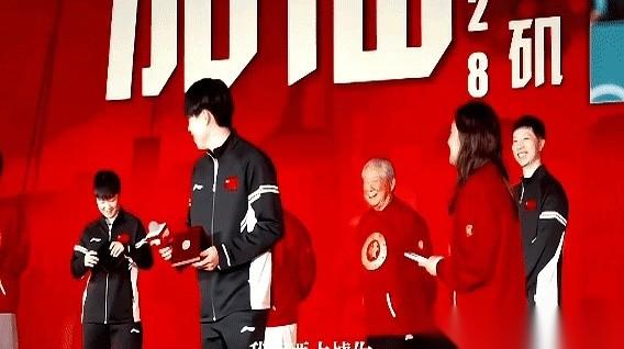 龙队那句“这锅我背不动了”，听得我一个大老爷们眼眶都酸了。
真的，当那个所谓的“