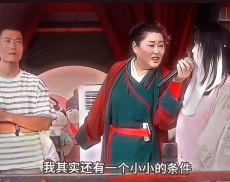 小仙女:我还有一个小小的条件，不知当不当讲，就是彩礼1000万！
小小的条件：就