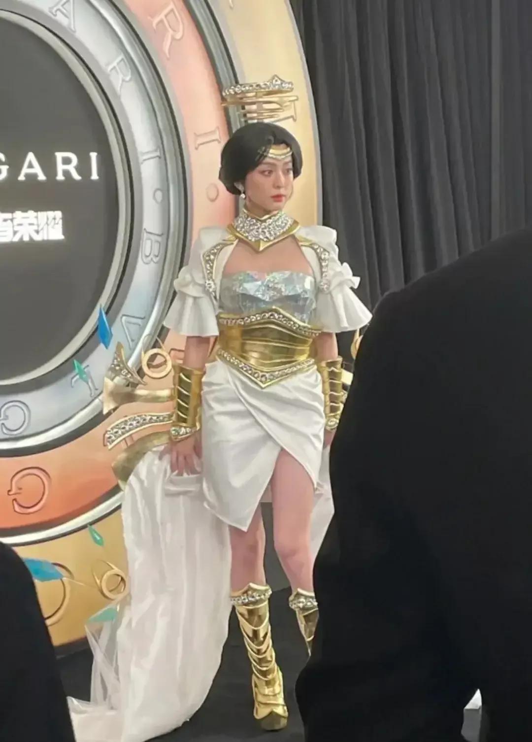 古力娜扎好好的大美女，怎么就同意穿这么奇葩的衣服，头饰更奇葩。
还有那英的西装背