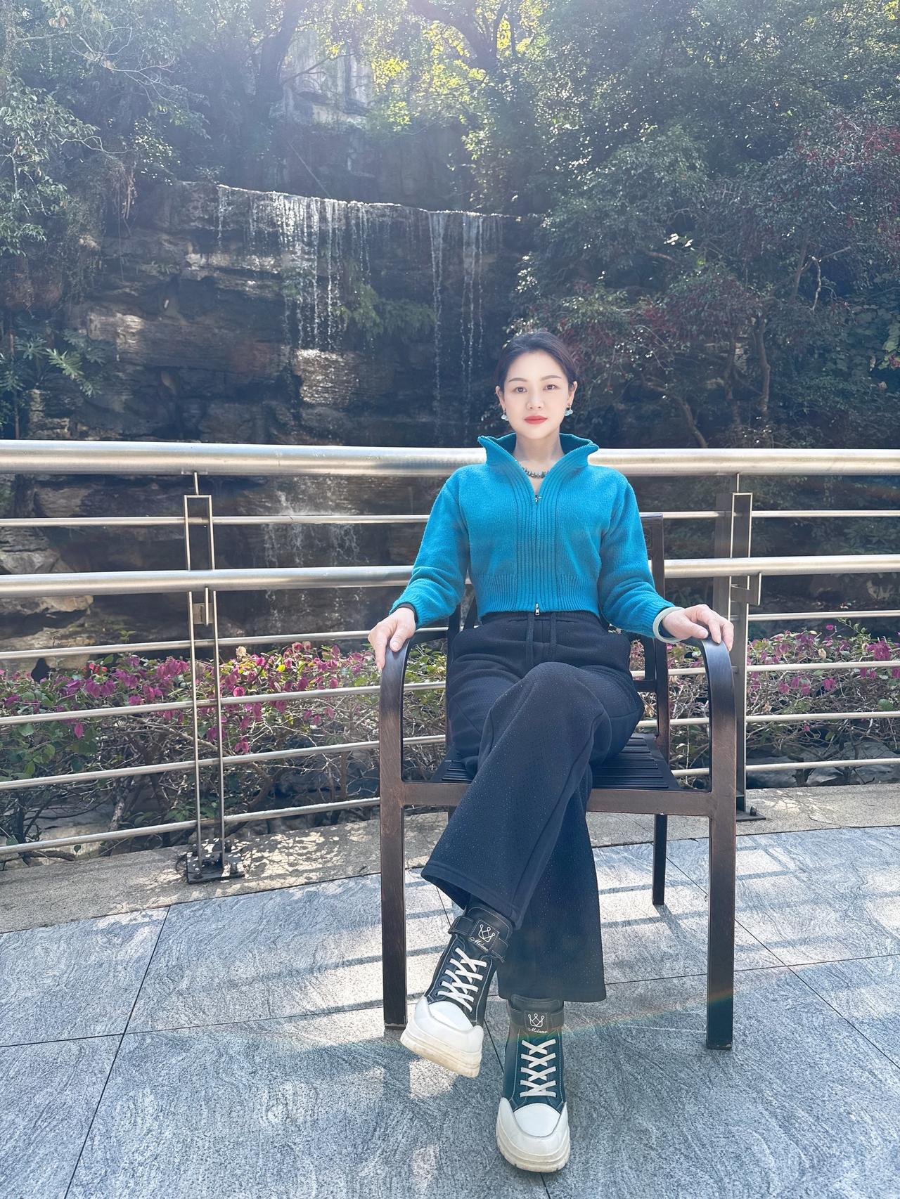 独处时丰盈自己，重逢时善待他人，不辜负每一场遇见，也不惋惜每一次别离。站在自己人