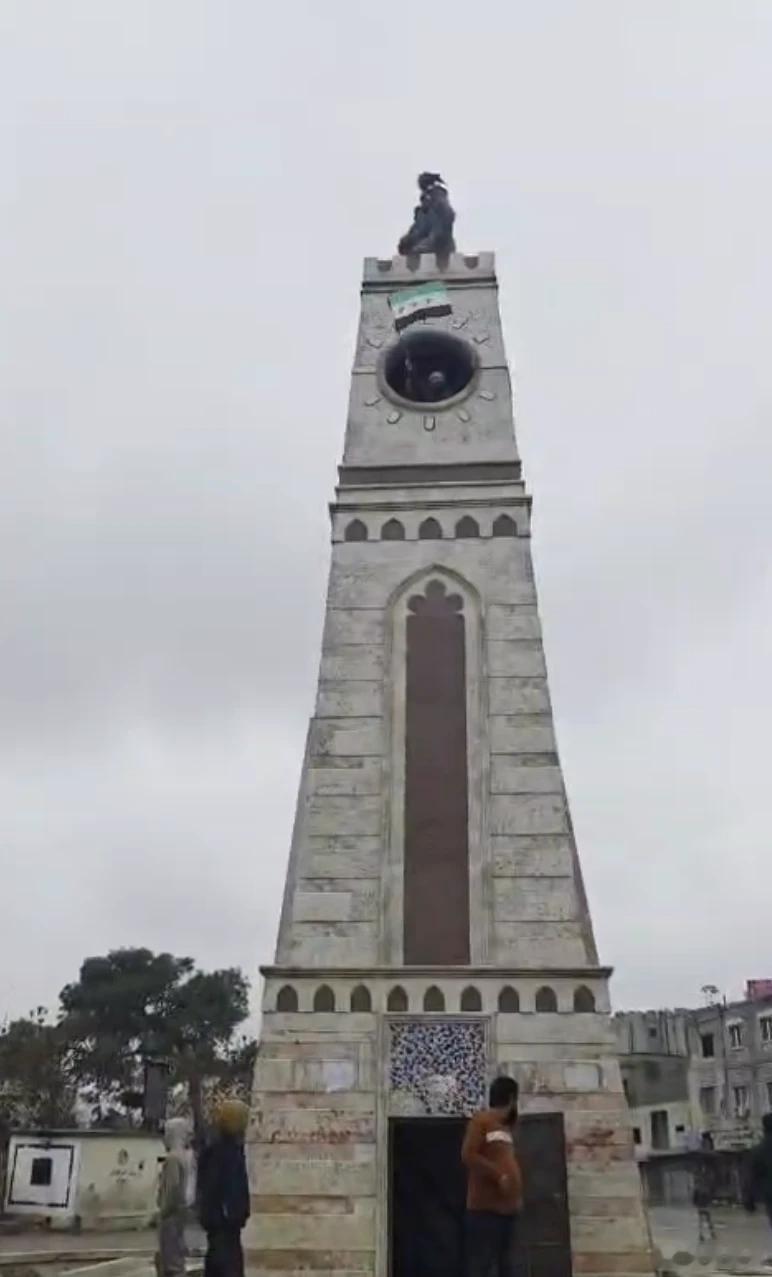 最新消息：亲叙利亚新政权的阿拉伯部落武装控制着拉卡市的安全大楼、钟楼环岛、马什拉