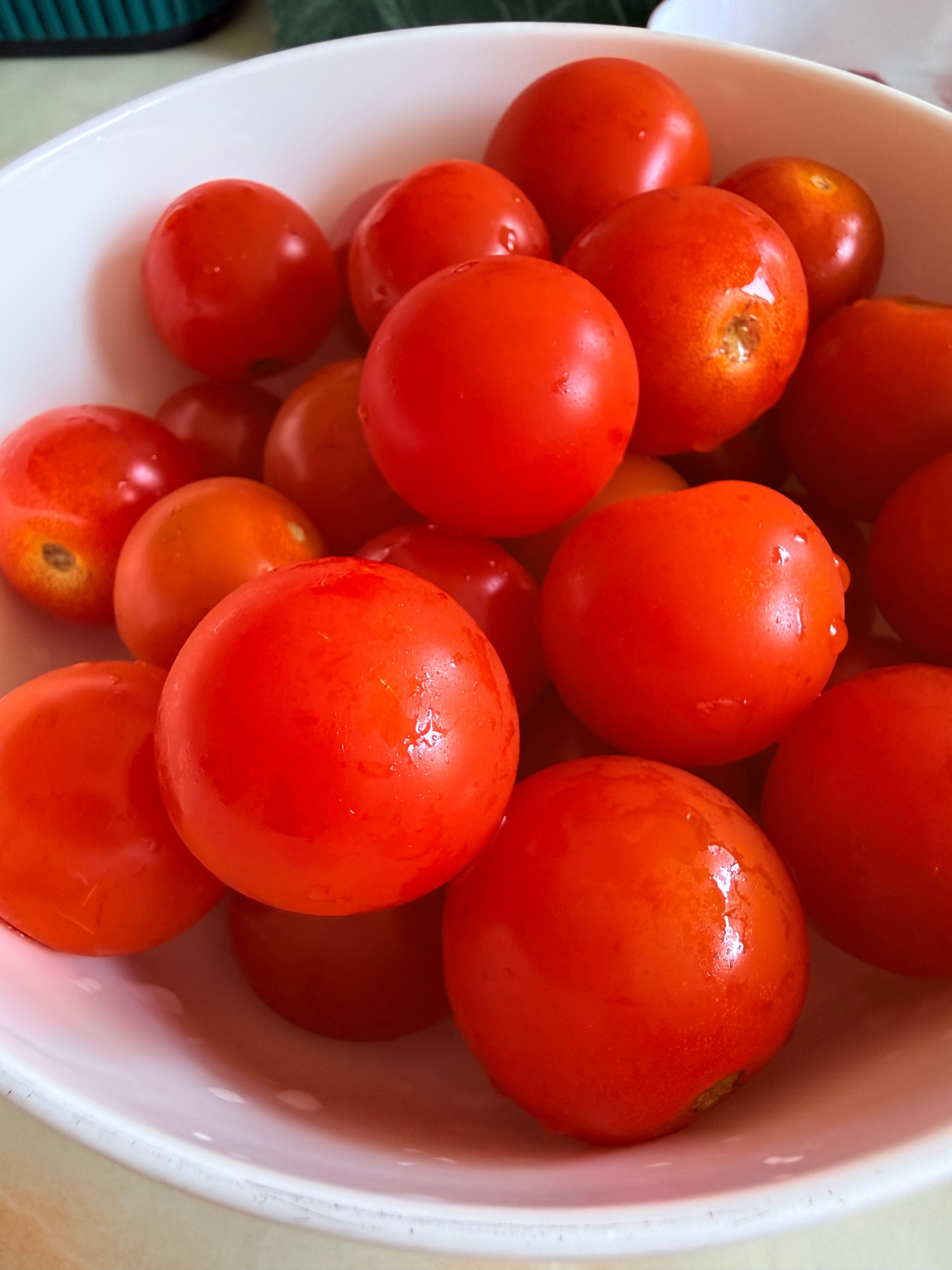 早上听收音机，主持人说“这年头，想吃一口番茄味浓郁的番茄都好难好贵” 