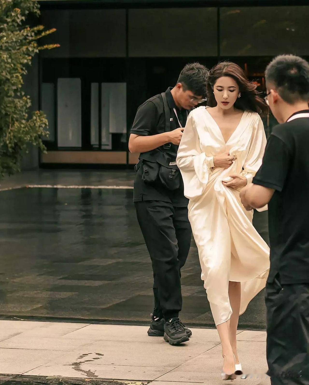 她人长的特别温柔贤惠又大方得体，曾经被她同班的同学们誉为中戏最美的一个校花。
