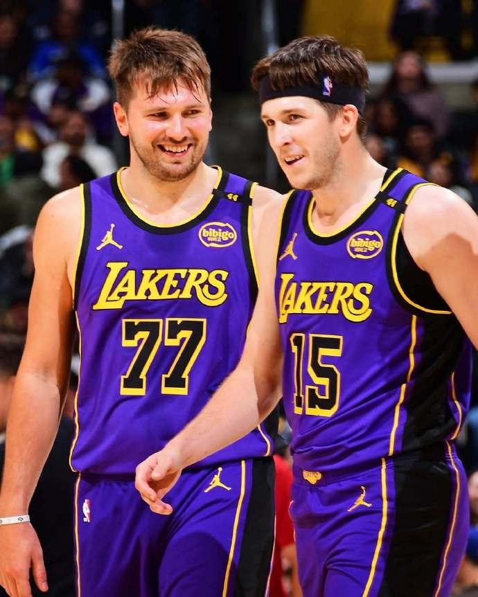 为了保护东契奇，里弗斯直接球迷对喷，骂的挺难听，哥俩关系真好！
今天东契奇受伤了