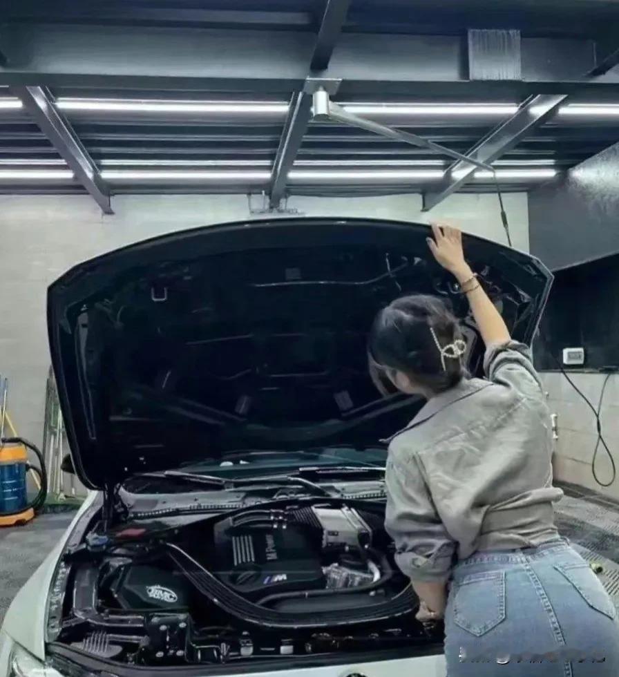 老司机们帮我看看，这台BMW缺不缺机油…