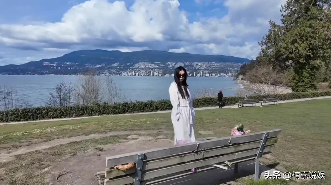 4月1日是张国荣先生的忌日，好友王祖贤现身加拿大温哥华斯坦利公园的一把灰色长椅，