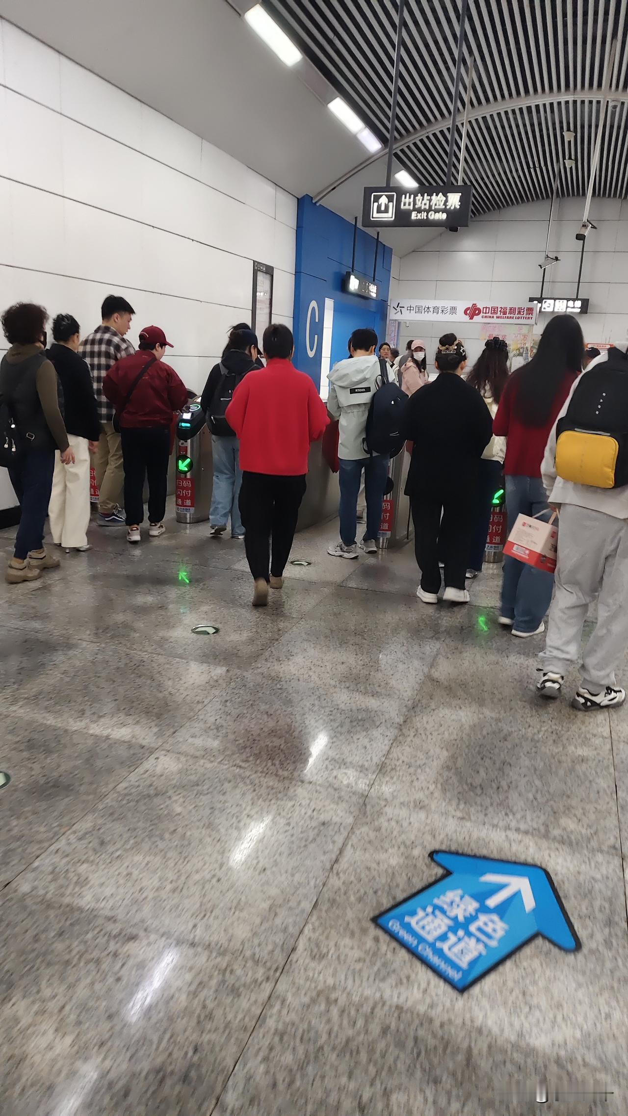 这是马栏广场地铁口出口，十点钟的状态，不是上下班时间，这个时段不该这么多人的，而