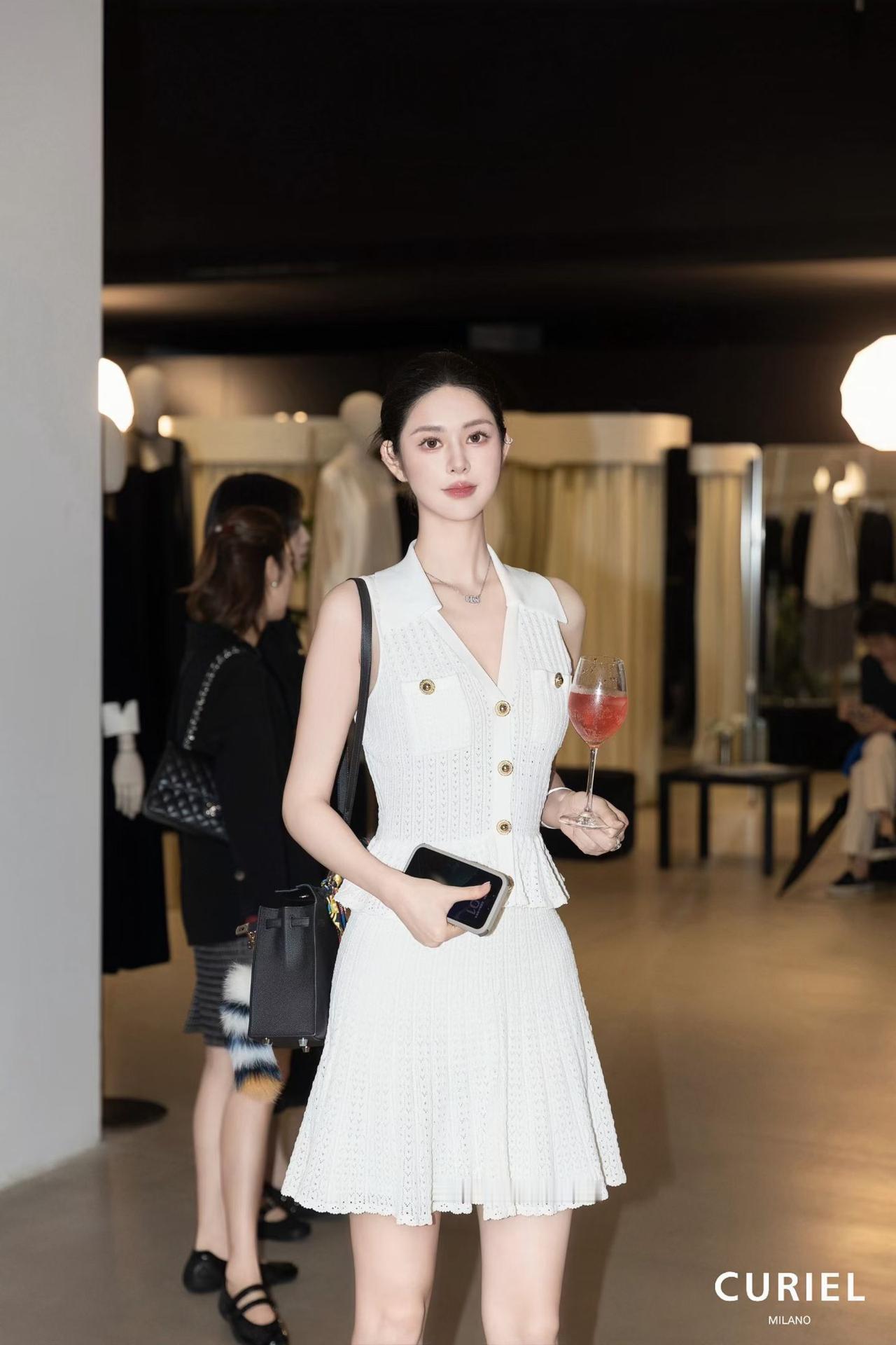 优雅穿搭指南：白色连衣裙与红酒的完美搭配最美丽女人的是什么样子 如何做一位优雅精
