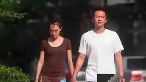 孙俪和邓超恋爱初期出门被狗仔拍到，孙俪瞪狗仔的眼神奶凶奶凶的。 