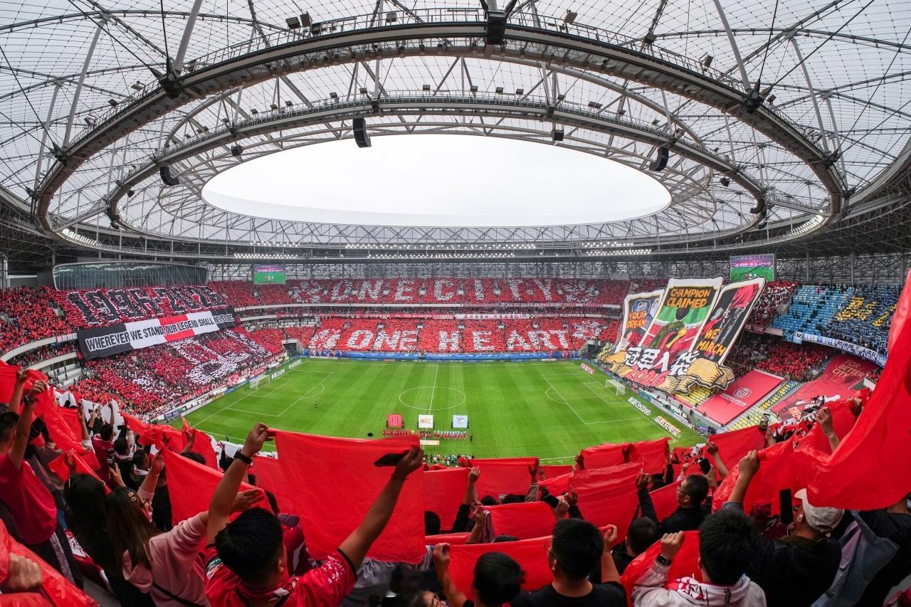 北京单场 天王山之战！蓉城球迷赛前展示多幅巨型TIFO：冠军入袋、一城一心中超第