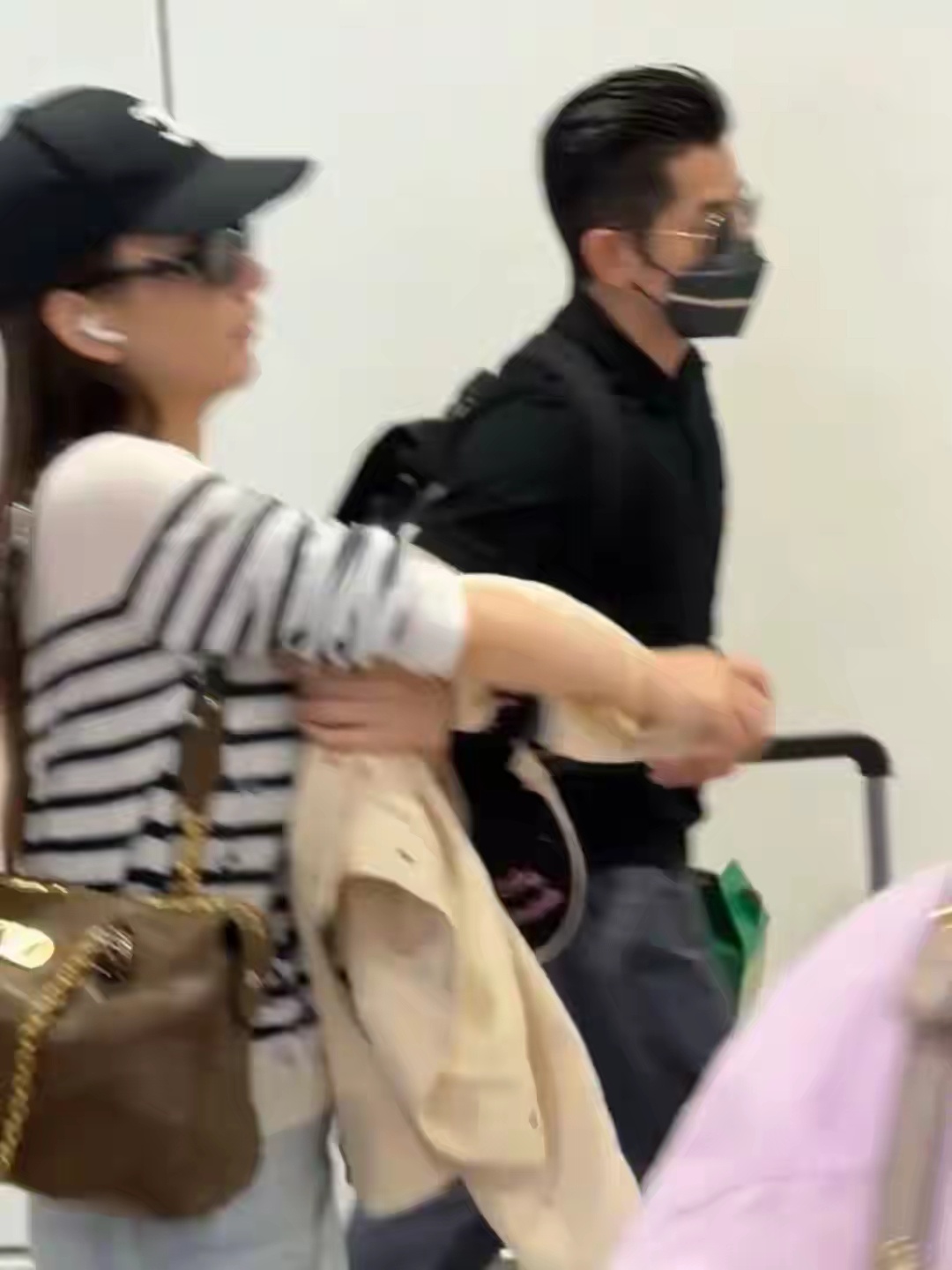 郭富城拎着安徽土特产，和方媛一同回香港，网友大赞天王很接地气 