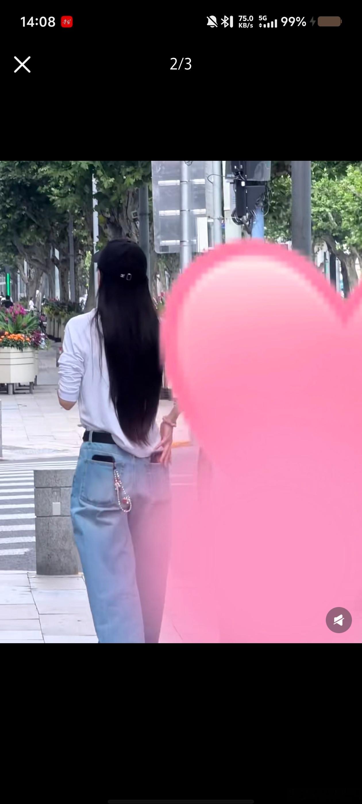 Angelababy屁兜揣了三部手机Angelababy剪了V形发尾 谁懂啊！！