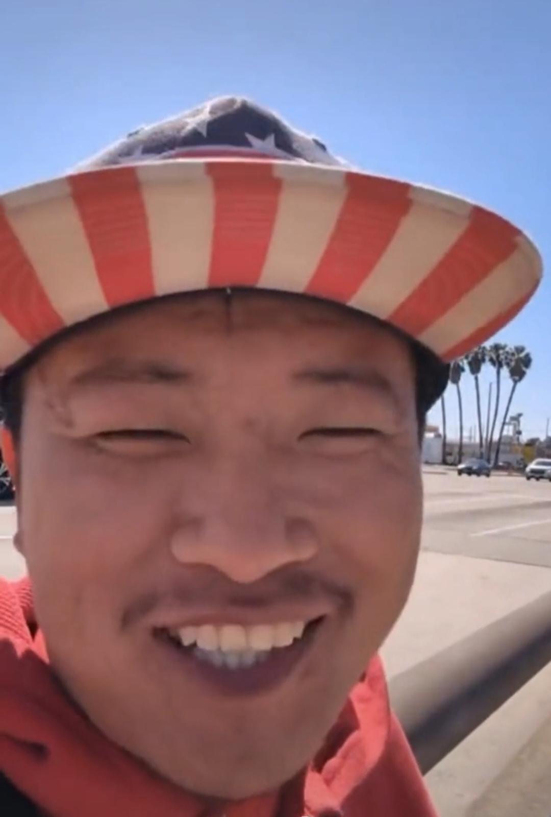 甜甜圈王伟恒在美国是真的待不下去，你看他都开始承认自己是中国人了，也不怎么骂中国