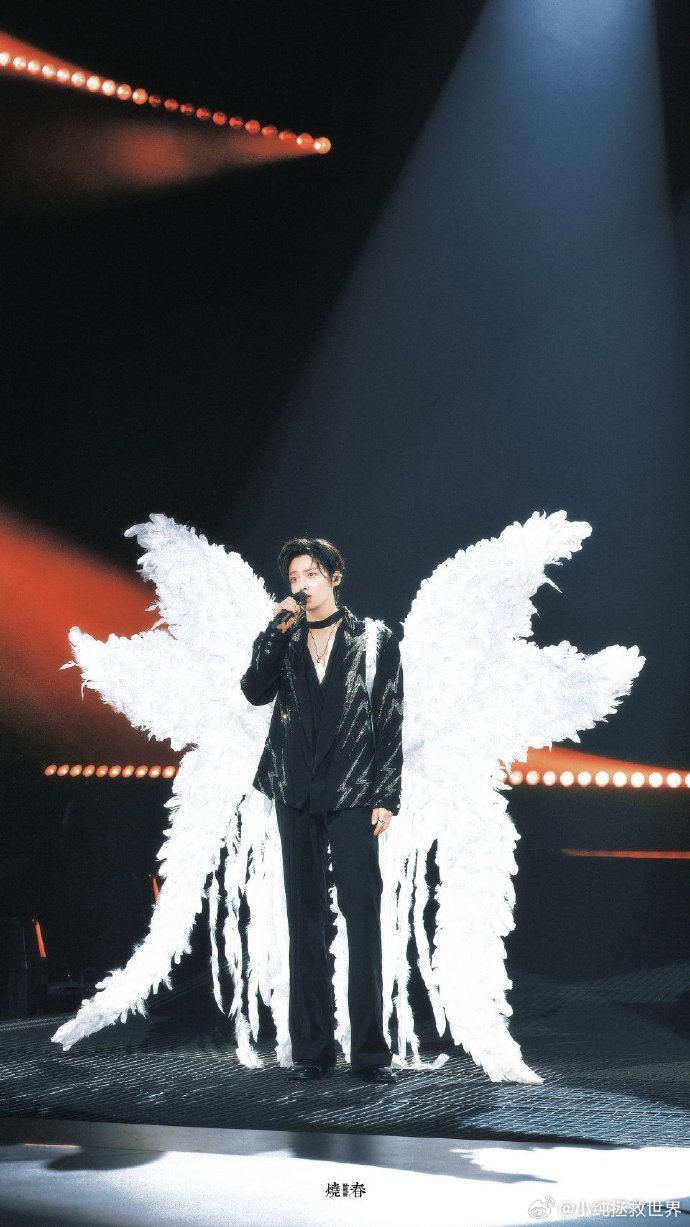 侯明昊侯明昊 看着侯明昊的杀青照格外心动，辛苦拍摄终于圆满落幕，超级期待南京演唱