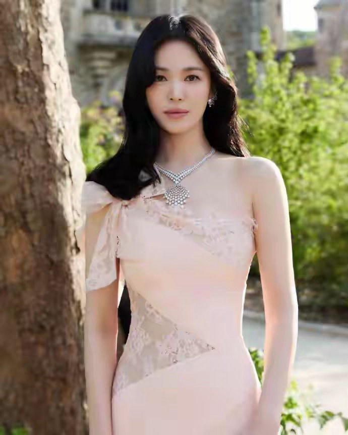宋慧乔换了长卷发颜值回春，穿小粉裙嫩得像个水蜜桃，真让人心动 