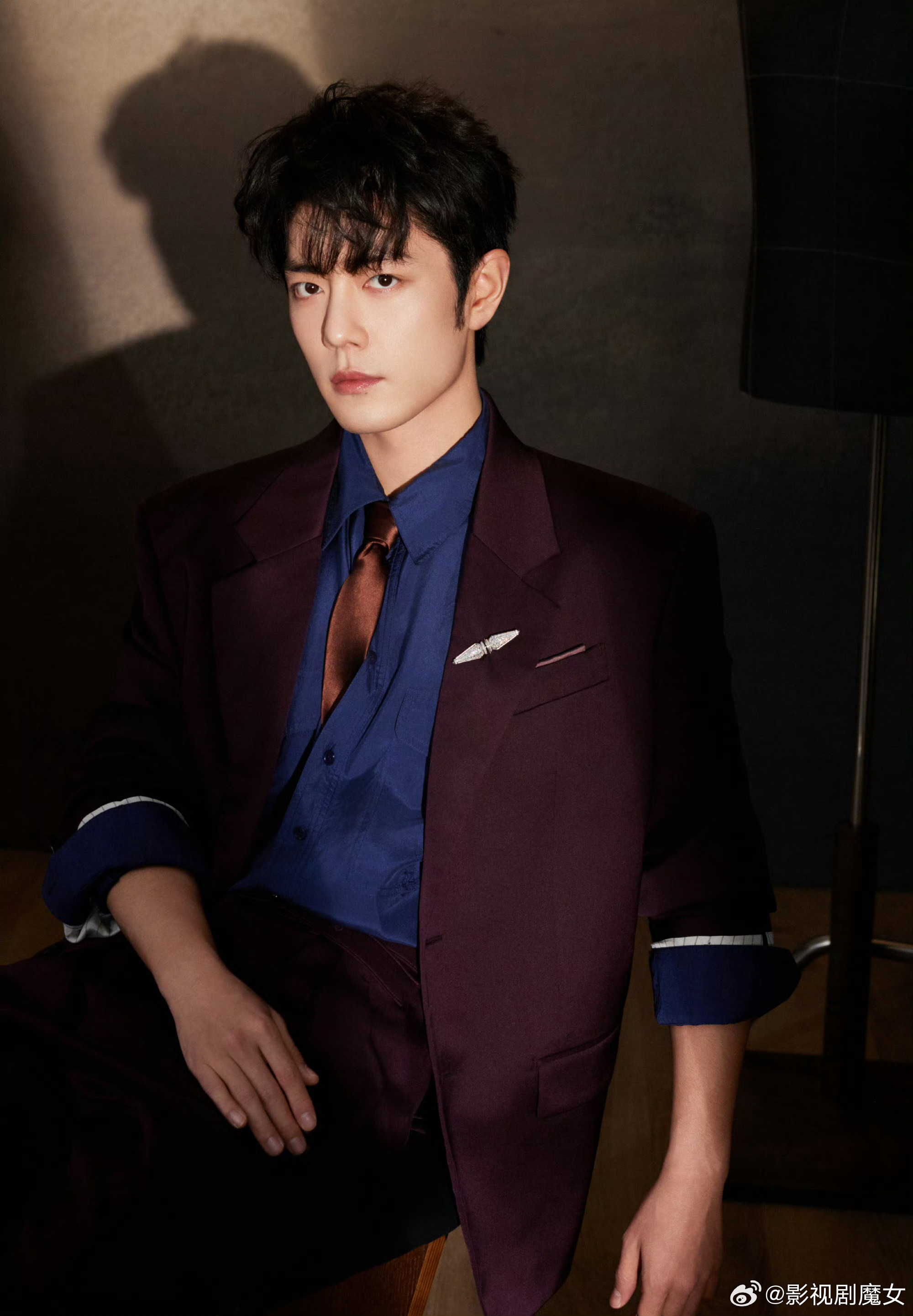 微博之夜 今晚微博之夜肖战这一身暗紫色西装好帅！冷脸硬照是很权威的一张脸，笑起来