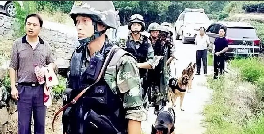 亲爹被打、祖坟被刨！2002年，广西男子因祖坟被挖，一怒之下灭仇家满门，炸完村委