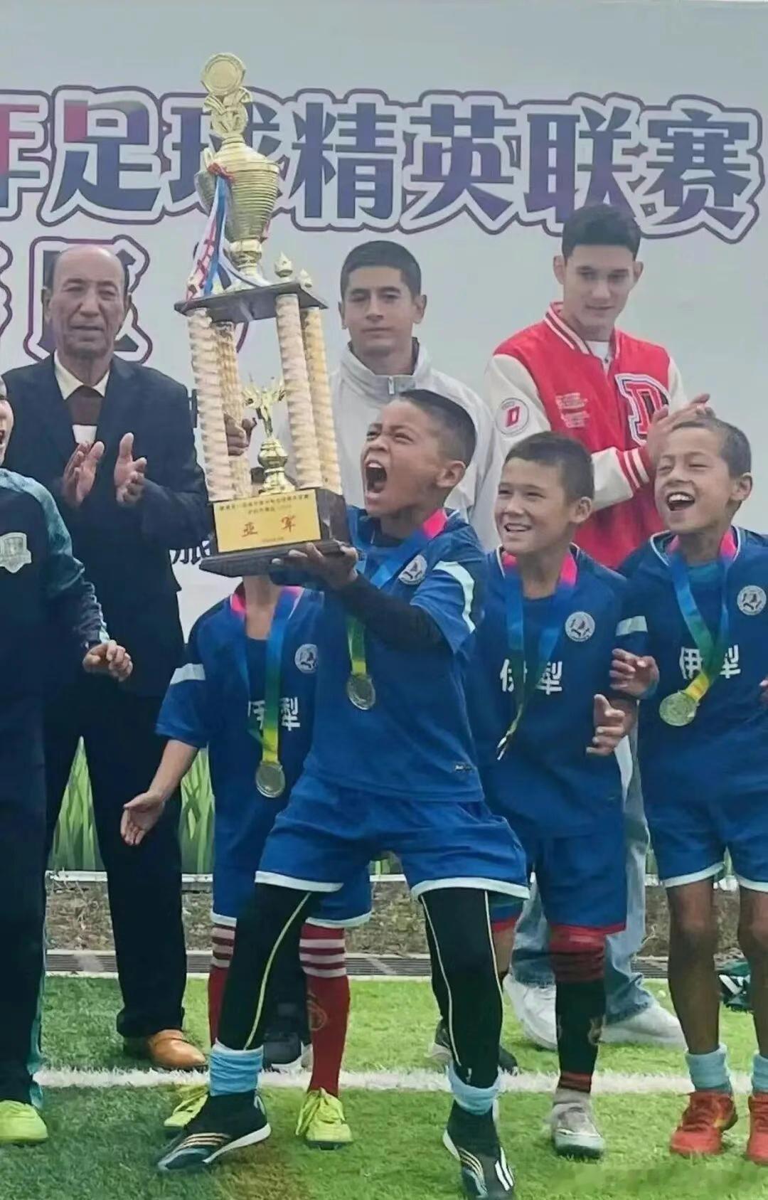 想给新疆足球青训小朋友捐点装备， 在对接资料里看到个单亲家庭的小朋友（穆海麦提·