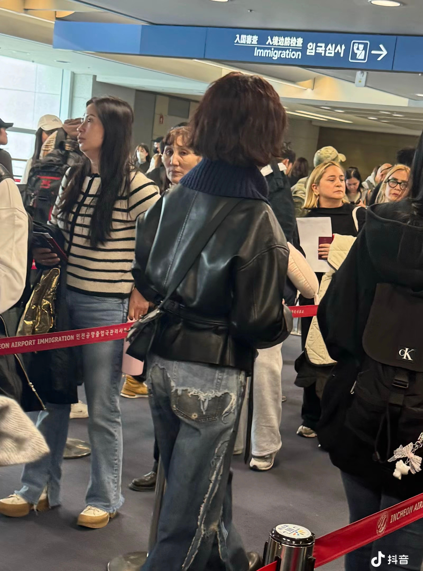 吴宣仪叶星星.吴宣仪有戏 还能在抖捡到那天机场的吴选背影live图