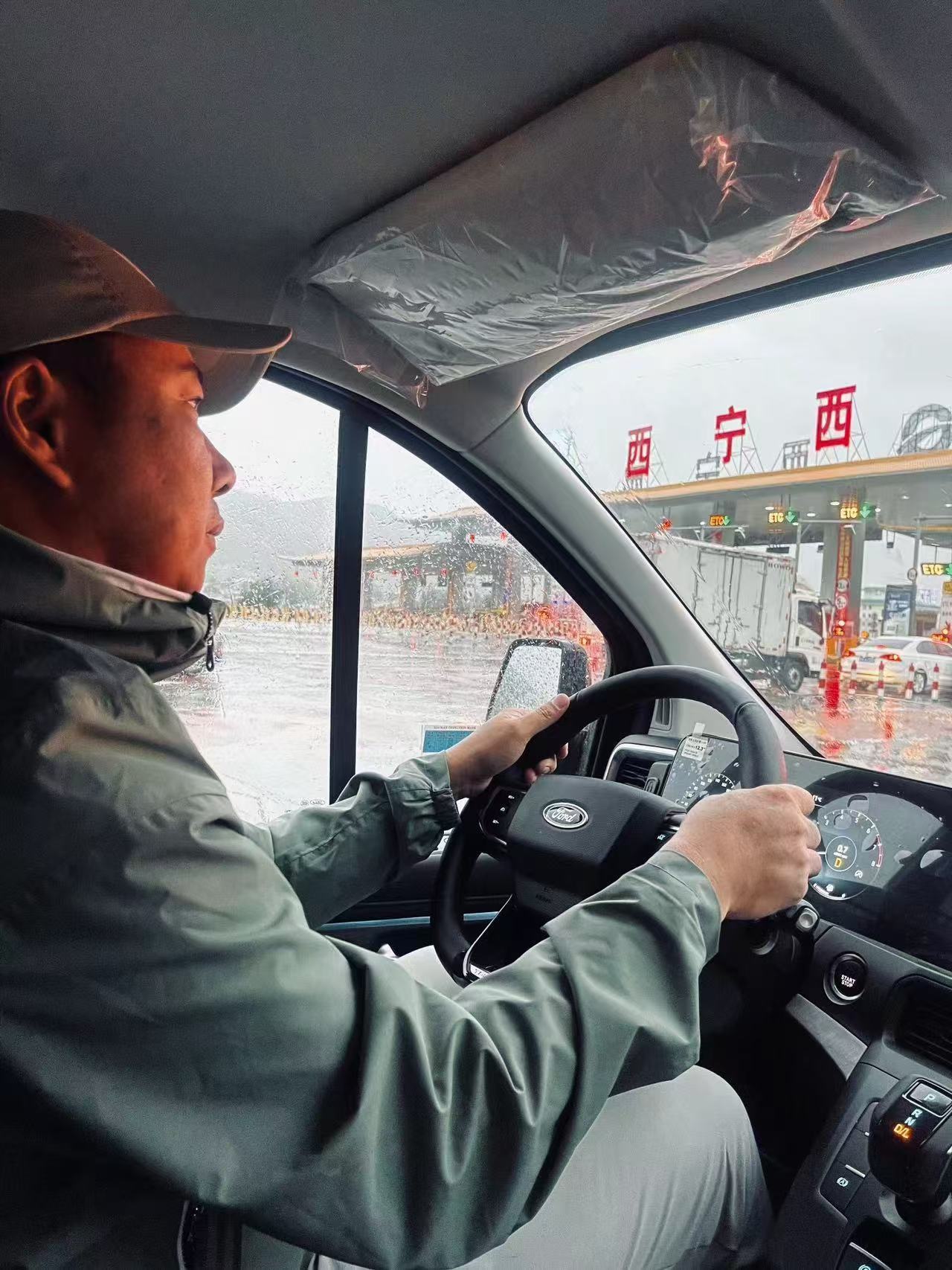 现在我们大部分用车场景，被局限在了城市道路，即便是乡镇道路，也都是铺装路面。一步