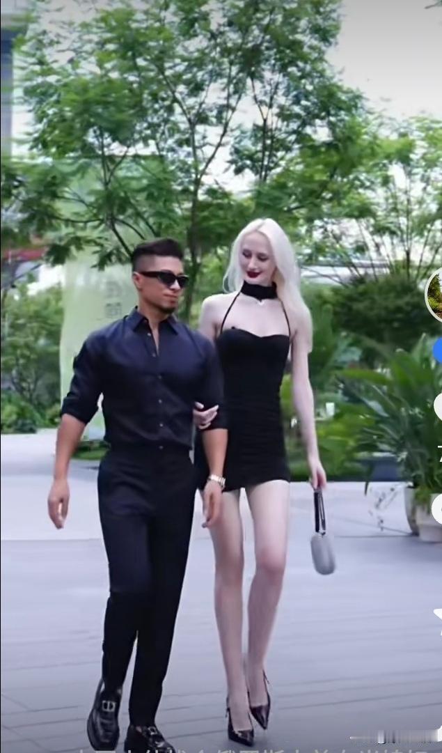 夏日生活打卡季一位中国帅小伙娶了貌美俄罗斯媳妇，二人漫步街头，姑娘忽然亲昵搂住他