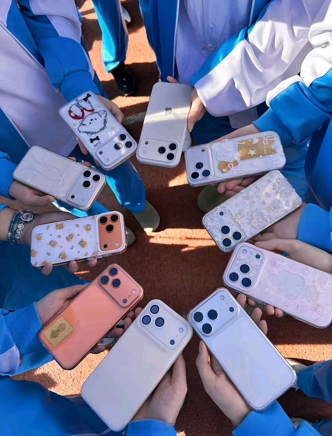 学生首选还是苹果手机，男同学基本都是裸机使用，女同学更喜欢带壳 