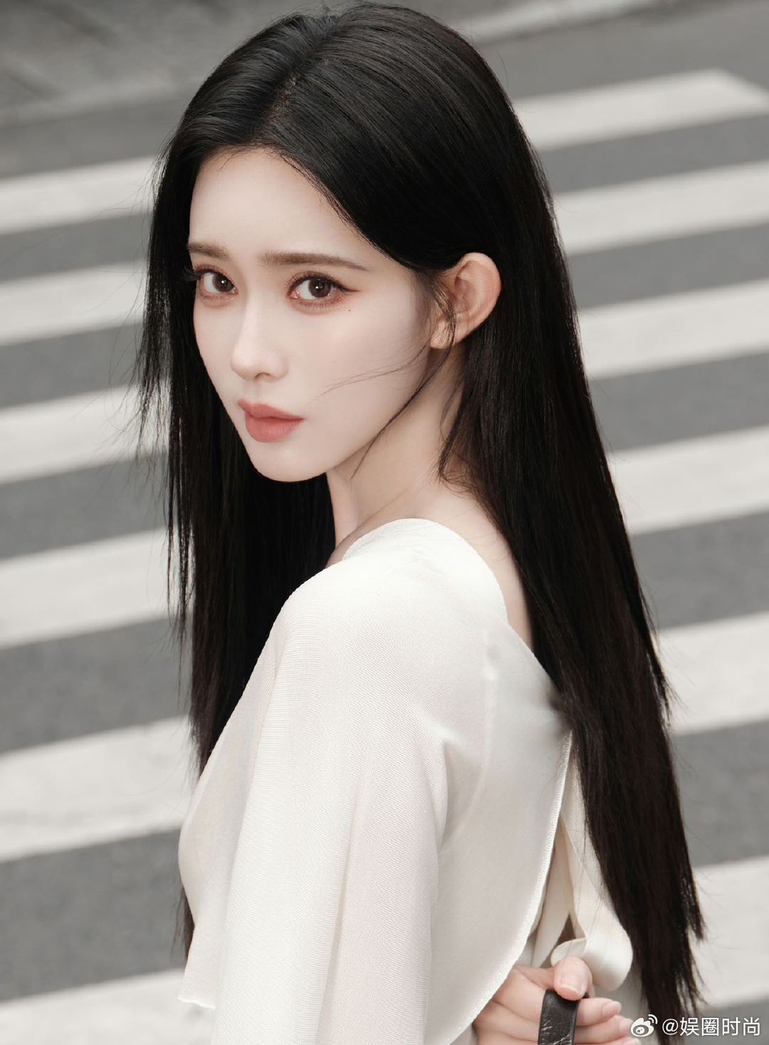孟子义冷脸小白花 这组画面氛围感拉满，冷着脸的孟子义化身清冷小白花，自带温柔疏离
