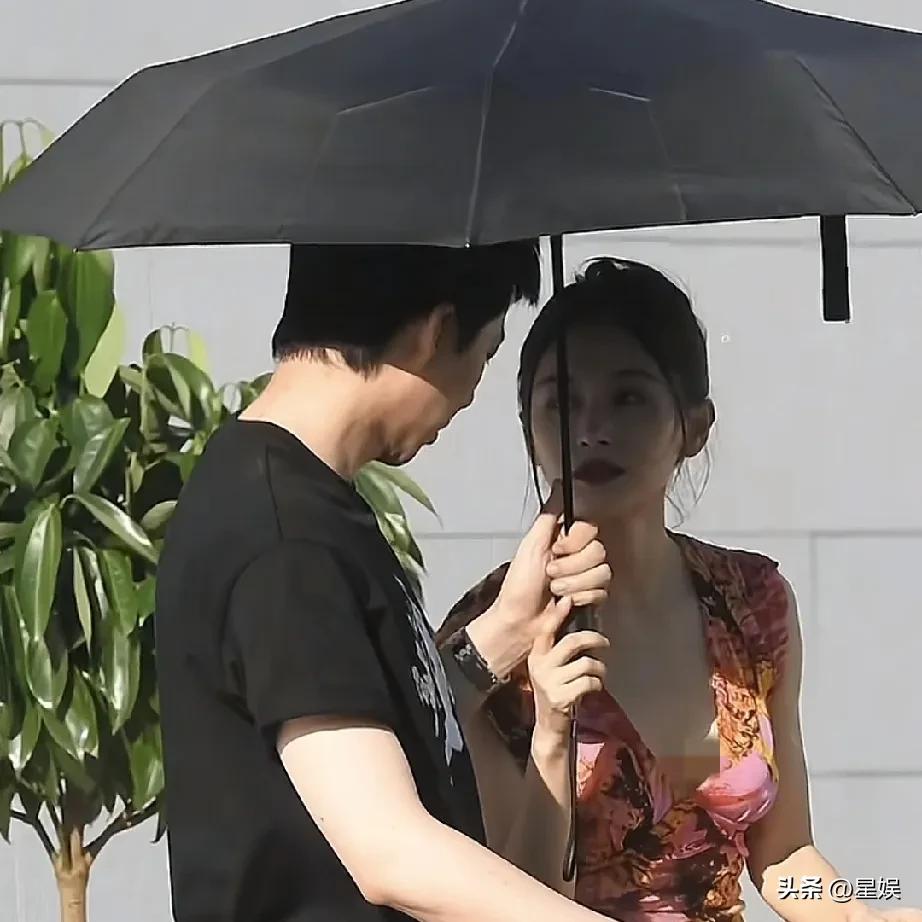 甜蜜拥抱！刘宇宁与王子文在户外甜蜜相拥，浪漫氛围满满！💕🌸💑