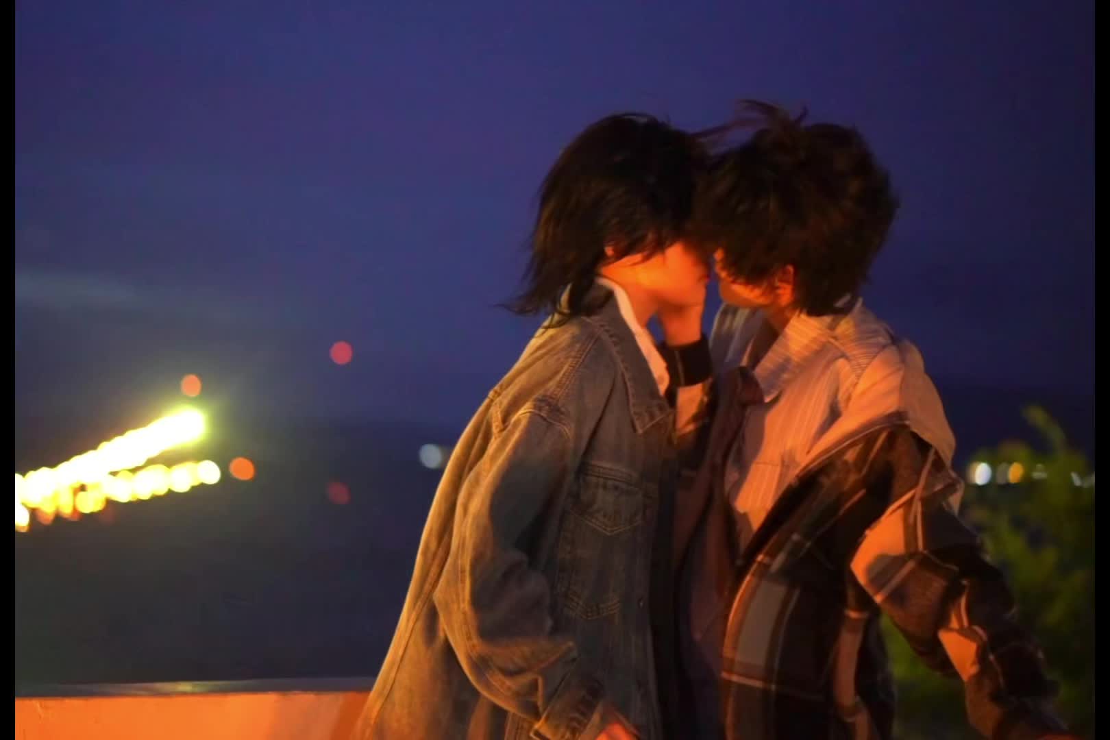 “烟花的花语是许愿你一直在身边。”