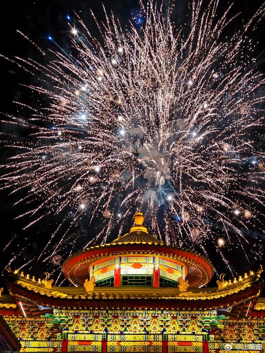 新年第一个月圆之夜，就是元宵节！没过正月都是年，这一天登高祈福最灵验。来辽宁铁刹