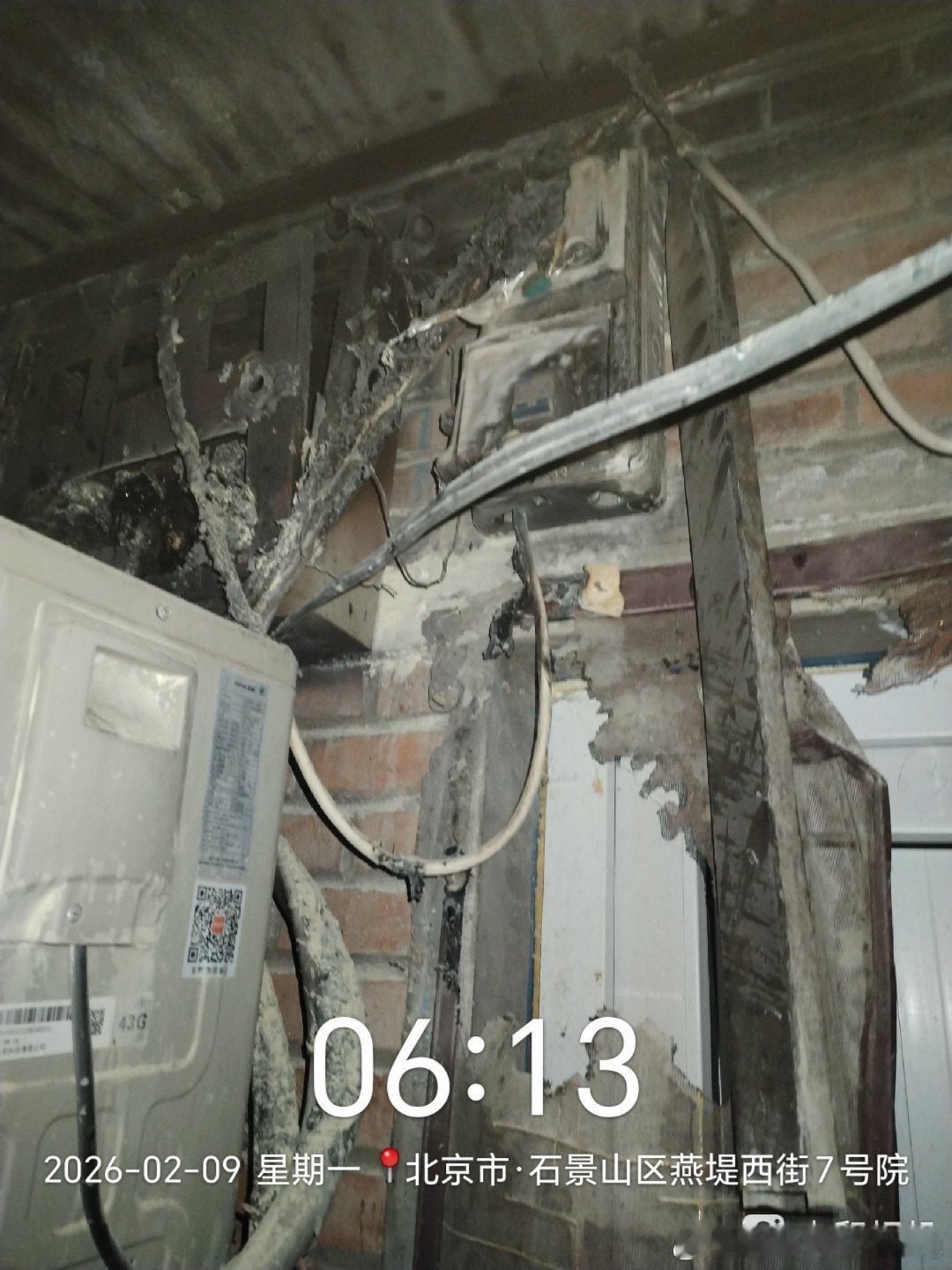 看看线路故障着火烧的，冒着触电的生命危险用水把火给灭了，如果凌晨两点没有人发现火