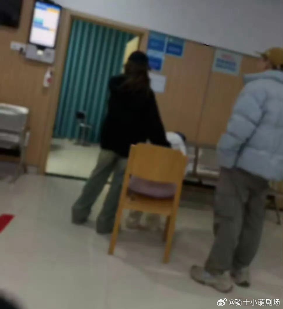 曝李一桐深夜进医院网友医院偶遇李一桐真的特别担心，身体不舒服一定要好好照顾自己，