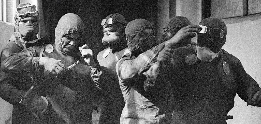 1986年，切尔诺贝利三位工人，进入核泄漏淹水区关闭阀门，被告知是一场有去无回的