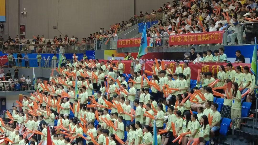 丽水青田华侨新生代为家乡球队激情助威他们在异国长大，却在故乡的球场边，第一次如此