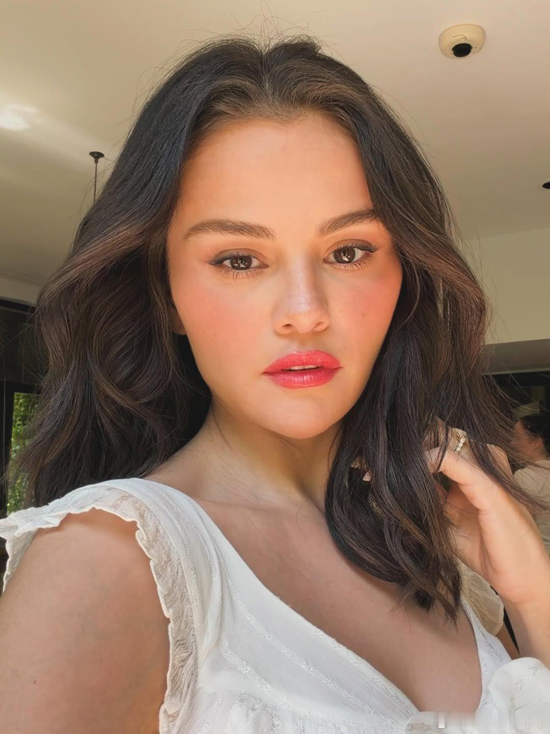 Selena Gomez发布最新自拍，状态如何？