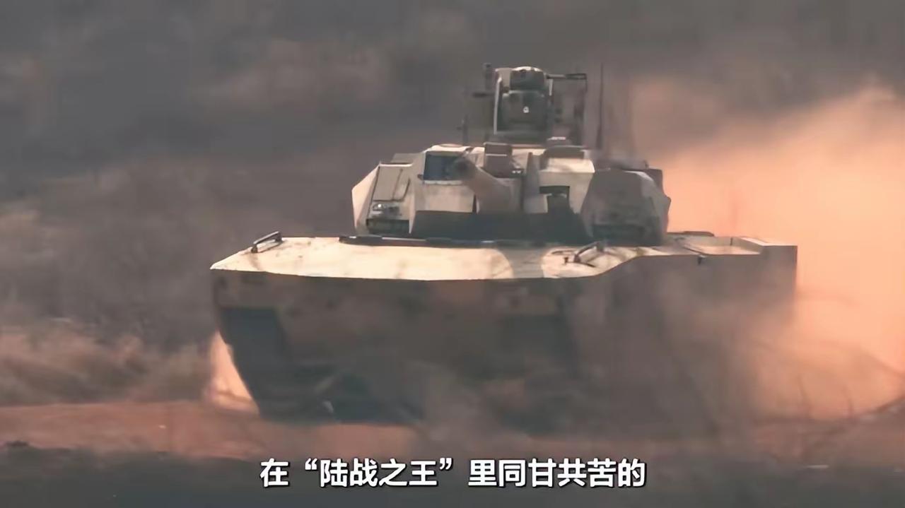 100式坦克的三人乘组（车长、炮长、驾驶员），是“无人炮塔+全数字化+集中防护”