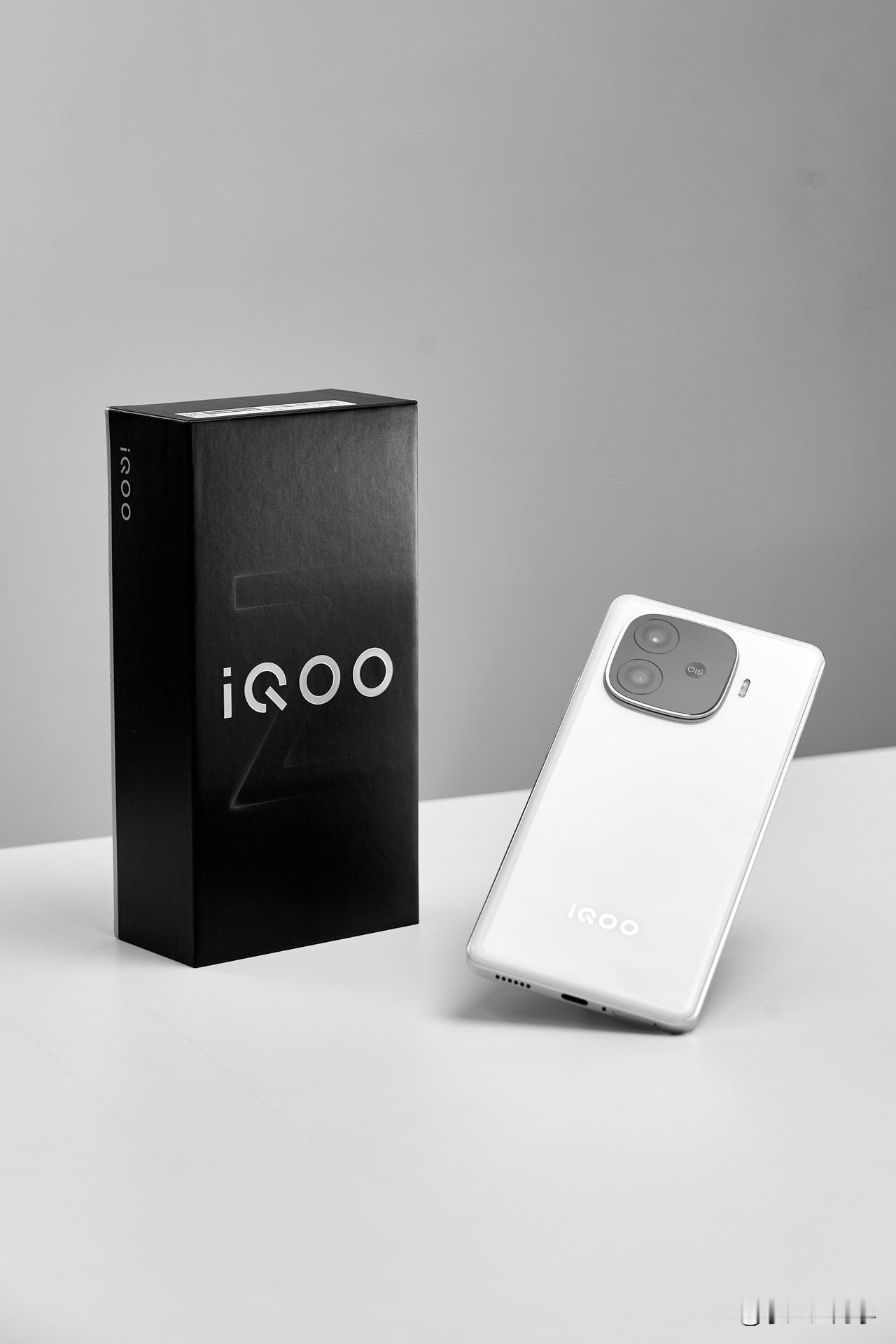 iQOO Z9 Turbo 来了！！我们拿到的是星芒白配色，白色机身真好看啊[哇